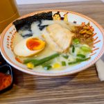 Resto bernama Jonkira berlokasi di Ruko Dian Plaza 3 (sebelah Shabu Hachi, Cikini Bintaro). Ini merupakan cabang ketiga, setelah sebelumnya buka di Tebet dan Depok. Berada di ruko dua lantai, dengan interior yang menarik dan nyaman untuk bersantap bersama keluarga, kerabat, dan kolega. Spesial menu yang orisinal di Jonkira, yaitu Tori Ebi atau minyak udang dan Tori Karai (pedas). Toppingnya, telur rebus, irisan daging ayam, buncis, jagung, dan rumput laut. Istimewanya, mie diolah atau dibuat sendiri. Tersedia dalam porsi regular dan besar. Selain ramen, ada pula menu nasi. Namanya, Gyudon. Menu ini berisi nasi dengan bumbu rahasia, dicampur slice beef dan topping telur mata sapi setengah matang. Ada juga Ebi Katsudon, yang isinya nasi dengan bumbu rahasia, telur, dan Ebi Katsu. Tak ketinggalan, Chicken Katsudon berisi nasi dengan bumbu rahasia, telur, dan Chicken Katsu. Tersedia juga aneka menu tempura. Antara lain, Shumai, Sakana Katsu, Ebi Tempura, Ebi Katsu, Fish Cake, Spicy Fish Ball, dan Cream Croquette. Untuk minuman, tinggal pilih yang segar-segar ya. Sudah pasti ada Ocha, Blackcurrant Tea, Lemon Tea, Orange Juice, dan air mineral Soal harga, tak perlu khawatir. Jonkira sendiri lebih mengutamakan harga yang terjangkau untuk semua kalangan. “Biasaya ramen pasti identik dengan harga yang mahal. Di sini, kami buat ramen enak, yang rasanya nggak kalah dengan ramen-ramen lain dan bisa dijangkau oleh semua kalangan,” ujar Jelita Halym, Area Manager Jonkira. “Kami memilih lokasi di Bintaro Jaya, karena pasarnya bagus untuk bisnis kuliner. Animo pembeli juga sangat bagus, walaupun kami baru buka selama sebulan,” lanjutnya. Jonkira Ramen bisa makan di tempat, take away, atau melalui aplikasi GoFood, Grabfood, Traveloka, dan Shopee Food. Jonkira Ramen Ruko Dian Plaza 3 (sebelah Shabu Hachi, Sektor 6) Jam buka: 10.00-22.00 Harga: Rp 8.000- Rp 40.000